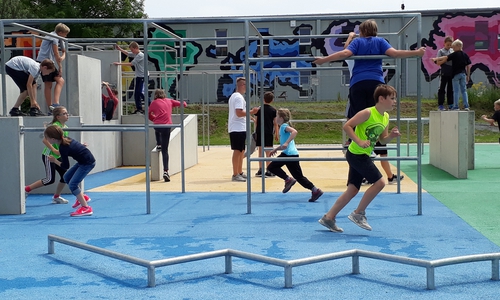 Das Schnuppertraining „Parkour“ auf dem Jugendplatz an der Langen Straße. Fotos: Stadt Wolfenbüttel
