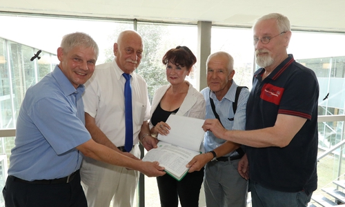 Oberbürgermeister Frank Klingebiel, Ratsvorsitzender Bernd Grabb, Gudrun Hanne (Vorsitzende der BI),
Horst Christlieb, Beisitzer und Uwe Schleicher, Schatzmeister, beide BI (v. li.). Foto: Rudolf Karliczek