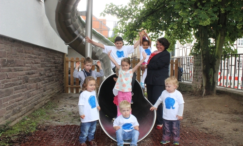 Die Kinder des Kinderschutzbundes und Ulrike Hesselbach zeigen die Evakuierungsrutsche. Foto: Anke Donner 