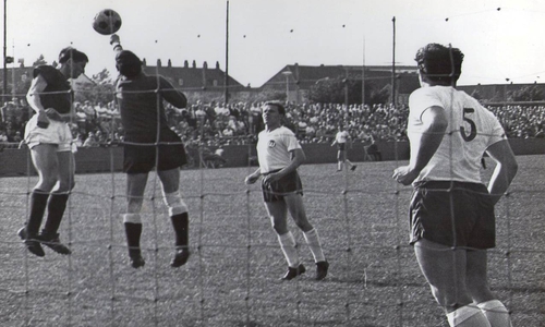 Lokalrivalen Derby1965: VfL-Torwart Winneke klärt vor FC-Mittelstürmer Zeisbrich. Foto: privat
