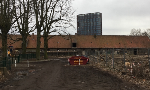Mit den Abrissarbeiten am südlichen Stallgebäude soll im April begonnen werden. Foto: Alexander Dontscheff
