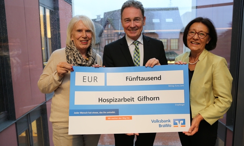 Thomas Fast, Leiter der Direktion Gifhorn bei der Volksbank BraWo übergibt den Scheck an Ewa Klamt, Vorsitzende des Hospizvereins (rechts) und Schriftführerin Dorte Köpke. Foto: Volksbank BraWo