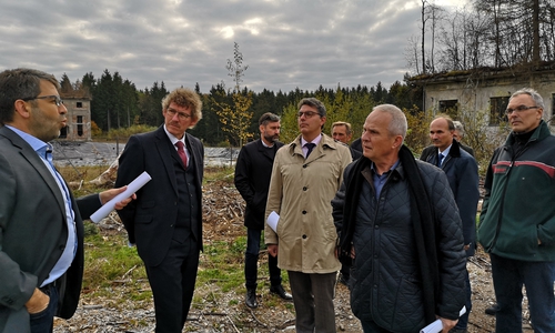 Thomas Ammann (IVG, links) führte Niedersachsens Umweltstaatssekretär Frank Doods (2. von links), Landrat Thomas Brych (vorne rechts) und eine Delegation von Vertretern beteiligter Behörden über das Gelände der ehemaligen Sprengstofffabrik „Werk Tanne“ bei Clausthal-Zellerfeld. Foto: Landkreis Goslar