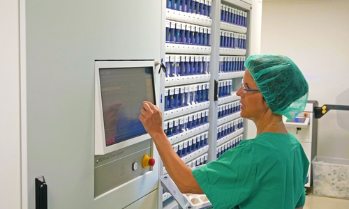 Der neue Automat hilft, die Verteilung der Medikamente am Klinikum zu automatisieren. Fotos: Alexander Panknin