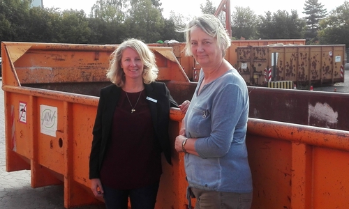 Sandra Wehr (links) übernimmt die Werksleitung des ALW von Ilona Binkowski (rechts). Fotos: Landkreis Wolfenbüttel