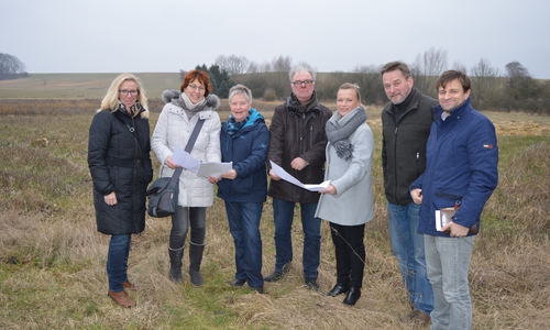 Petra Eickmann-Riedel, Christine Rogiers, Christiane Wagner-Judith, Wolfgang Hoffmann, Dunja Kreiser, Eckhard Weddelmann, Timo Löffler vor dem Baugebiet „Flachsrotten“, Evessen (li.). Foto: Richert