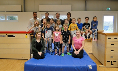 Dr. Nicolas Heidtke (hinten v.l.), Geschäftsführer des VfB Fallersleben, Denny Sack, sportlicher Leiter, Jürgen Kröger und Silke Comberg von der Kultur- und Sozialstiftung der Sparkasse Gifhorn-Wolfsburg, mit einer Gruppe der Kindersportschule und den Übungsleiterinnen Lena-Marie Neubauer( vorne v. l.) und Celina Schultz. Foto: Sparkasse Gifhorn-Wolfsburg