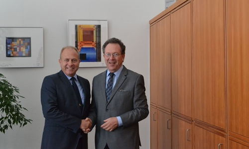 Landrat Gerhard Radeck gratuliert dem neuen Kreisrat, Wolfgang Herzog. Foto: Landkreis Helmstedt