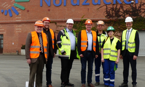 Heinz-Jürgen Wiechens, Julian Märtens, Dr. Jörg Vietmeier, Marcus Bosse, Ralf Koppe, Alina Weber, Christian Kionka beim Besuch der Zuckerfabrik. Foto: Bosse 