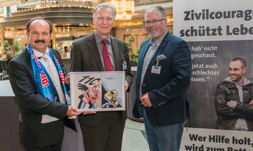 Günter Koschig (links), Jörg Ziercke und Markus Müller (rechts) bei der Bundestagung des WEISSEN RINGs. Foto: Hermann Recknagel