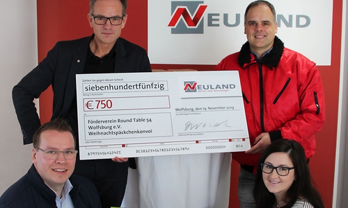 Hans-Dieter Brand  übergibt die Spende an Marco Meiners (Old Tablers) Yven Wischnewski (Round Table) und Irene Helm (Ladies' Circle). Foto: Neuland Wohnungsgesellschaft mbH