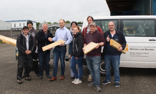 Karsten Ziebart (3. von links) und Alexander Thiel (4. von links) freuen sich über die gelungene Spendenaktion. Foto: Dachstiftung Diakonie