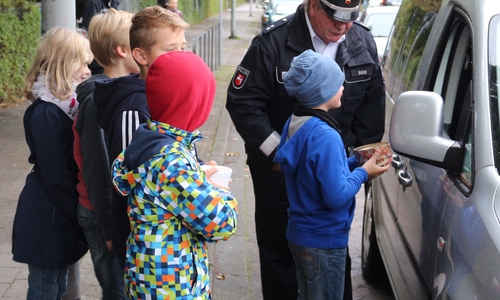 twa 2.000 Erstklässler wurden am Samstag, den 05.09.15, in Braunschweig eingeschult. Damit die Kleinen auch sicher zur Schule kommen, führt die Polizei Schulanfangsaktionen und Verkehrsüberwachungsmaßnahmen an den Grundschulen durch. Fotos: Robert Braumann