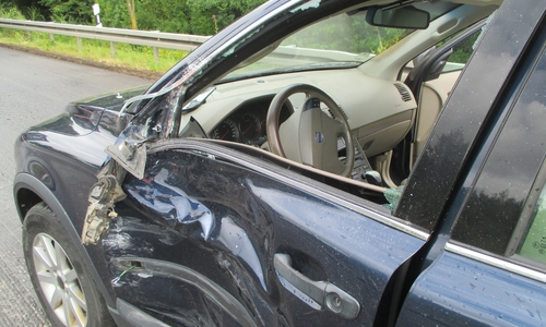 Der Fahrer dieses Autos blieb unverletzt. Foto: Polizei