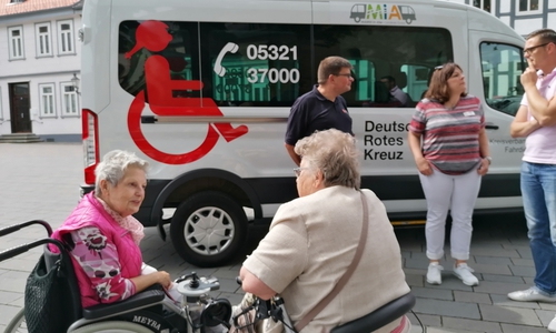 Eine Szene von der "Jungfernfahrt" des Seniorenbusses.

Foto: Landkreis Goslar