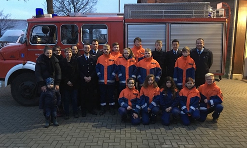 Die Jugendfeuerwehr freute sich über den Zuschuss für das Zeltlager. Foto: Detlev Gliese
