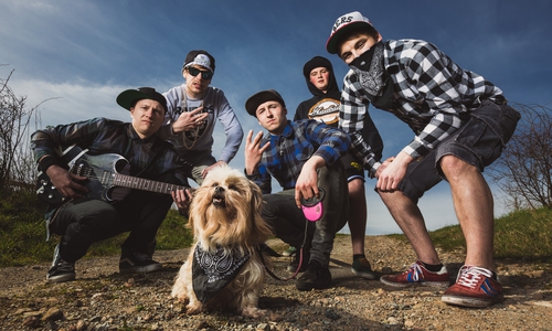 Die Band Van Dammed aus Helmstedt/Braunschweig geht beim Konzertabend "SchöppenNight" mit ihrem Mix aus Metal, Rap und Surfmusik an den Start. Foto: Van Dammed