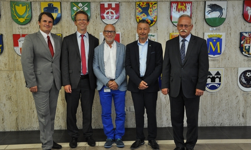 Milan Jambor (Bürgermeister des Stadtteils ‚Devínska nová Ves‘ in Bratislava), Oberbürgermeister Klaus Mohrs, Frank Patta (Generalsekretär des Europäischen- und Weltkonzernbetriebsrats), Boris Michalík (Volkswagen Slovakia), Zoroslav Smolinsky (Vorsitzender der Gewerkschaftsorganisation bei Volkswagen Slovakia). Foto: Stadt Wolfsburg
