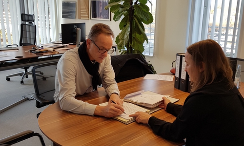 Unterzeichneten gemeinsam den Bauantrag: Hans-Dieter Brand, Geschäftsführer der NEULAND, und Antje Gaudlitz, Geschäftsführerin Gaudlitz Architekten.
Foto: NEULAND