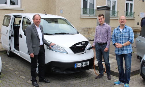 v.l. Prof. Dr. Ekkehard Boggasch (Labor für Elektrotechnik und regenerative Energietechnik der Versorgungstechnik), Niklas Jüttner (Ostfaliastudent), Prof. Dr. Thorsten Ahrens (Labor für Bioverfahrenstechnik) bei der Vorführung der intelligenten Ladesäule. Fotos: Jan Weber