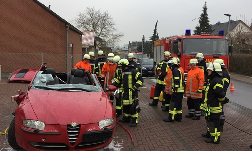 Elf Feuerwehrleute haben die Truppmann-2-Ausbildung bestanden. Foto: Gemeinde Lehre