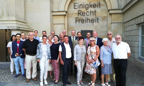 Einigkeit und Recht und Freiheit - Erinnerung am Landtagsgebäude an Hoffmann von Fallersleben, einen berühmten Niedersachsen. Foto: MIT-Kreisverband Wolfenbüttel