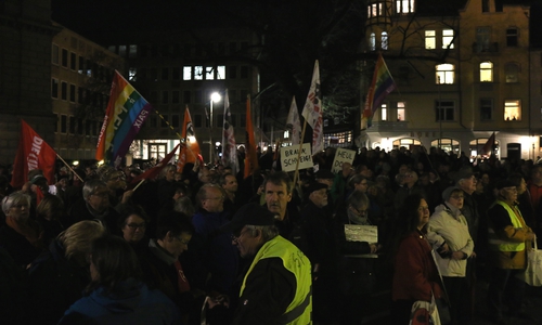 Zahlreiche Menschen haben sich auf dem Domplatz versammelt um an der Kundgebung des Bündnis gegen Rechts teilzunehmen. Foto: Werner Heise