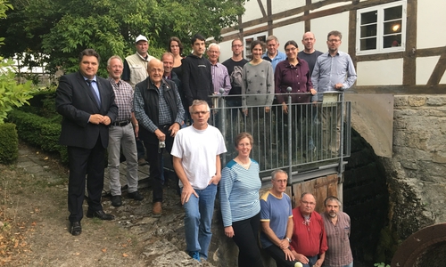 Wassermühle Erkerode mit den Teilnehmern. Foto: Mühlenverein Dettum 