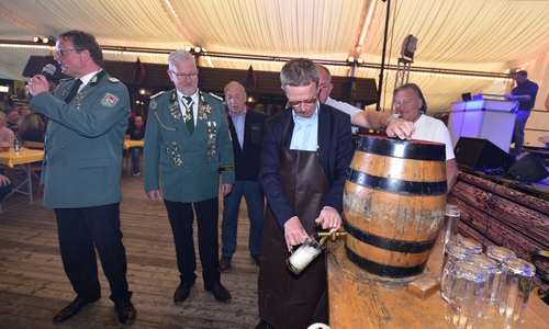 Das Wolfsburger Schützenfest ist gut gestartet. Die Zeichen stehen auf einem neuen Besucherrekord. Oberbürgermeister Klaus Mohrs gab mit dem Fassanstich den Startschuss. Fotos: Matthias Presia