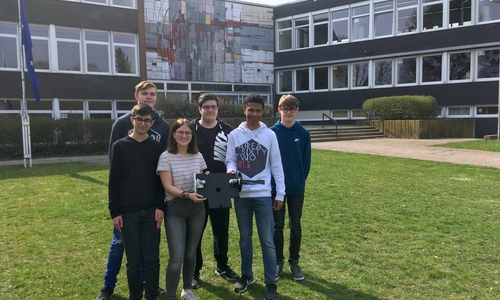Das Gründungsteam der Robotik-AG am Gymnasium Anna-Sophianeum mit ihrem Roboter. Foto: Gymnasium Anna-Sophianeum