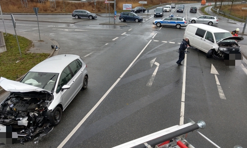 Die Straße musste für eine Stunde gesperrt werden. Fotos:  Feuerwehr Vorsfelde