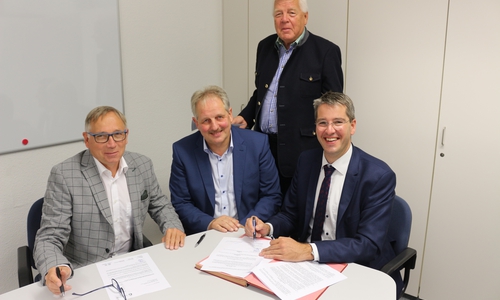Am Freitag wurden von Rüdiger Schmidt, Ingolf Fölsch, Folkert Bruns und Oberbürgermeister Dr. Oliver Junk die Verträge für den neuen Kindergarten am Fliegerhorst unterzeichnet. Foto: Anke Donner