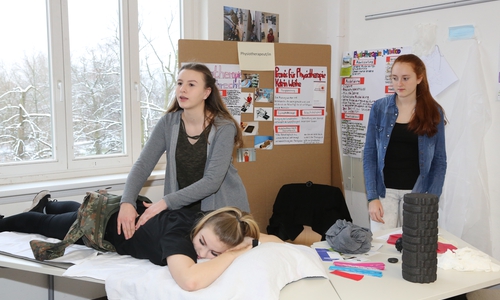 Die Schülerinnen Lynn, Jordan und Mia informierten an ihrem Stand nicht nur über den Beruf der Physiotherapeutin, sondern führten ihr erworbenes Wissen auch gleich praktisch vor. Fotos: IGS-Wallstraße