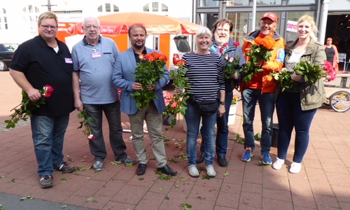 SPD verteilte 750 Rosen. Foto: Siegfried Hauptstein