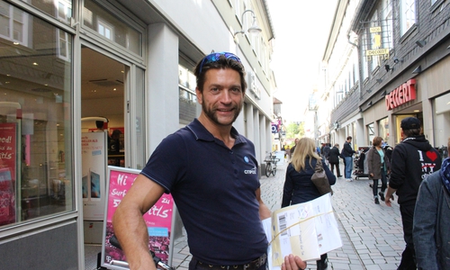  Martin freut sich über die Handwerkskünste.