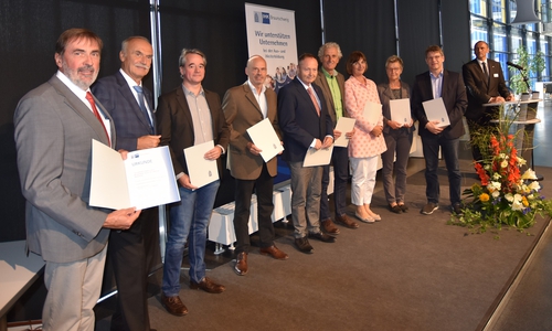 CGLS-Schulleiter Peter Walte, IHK-Präsident Helmut Streiff und weitere ausgezeichnete Ausbildungsbetriebs- und Berufsschulvertreter. Foto: Carl-Gotthard-Langhans-Schule