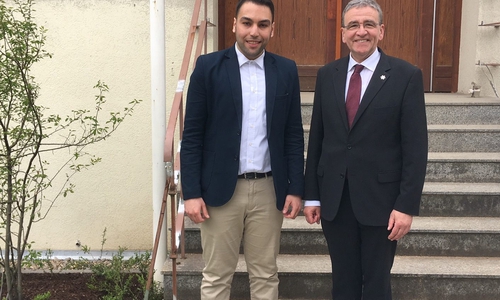 Projektkoordinator Mustafa User und Bürgermeister Thomas Pink freuen sich auf die groß angelegte Veranstaltung. Foto: Christina Ecker