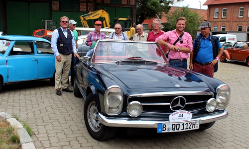 Besonders der aus der DDR stammende Mercedes hatte das Interesse der Zuschauer geweckt.

Foto: Bernd-Uwe Meyer