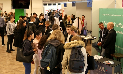Schüler informierten sich auf der Ausbildungsplatzbörse in Wolfsburg über ihre beruflichen Chancen in der Region. Fotos: Allianz für die Region GmbH/Matthias Leitzke