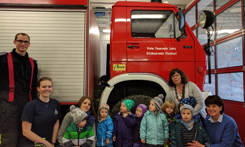 Die Krippenkinder durften bei der Ortsfeuerwehr Flechtorf hinter die Kulissen schauen. Foto: Feuerwehr Flechtorf