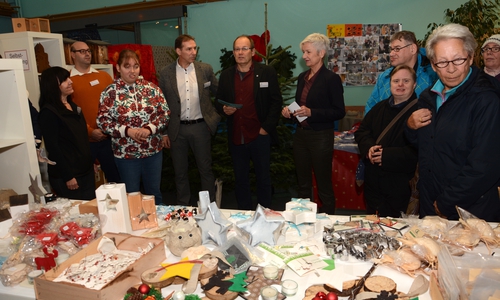 Bei der Eröffnung trafen sich Landrätin Christiana Steinbrügge (Mitte), Lebenshilfe-Vereinsvorsitzender Joop van den Heuvel (links daneben) und Lebenshilfe-Geschäftsführer Bernd Schauder (links daneben). Foto: Lebenshilfe