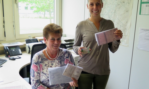 Sylvia Wienke (links) und Luisa Krause (rechts) von der Führerscheinstelle zeigen die alten Führerscheine, die gegen die neuen kleinen EU-Führerscheine (mitte) umgetauscht werden müssen. Foto: Landkreis Wolfenbüttel

 