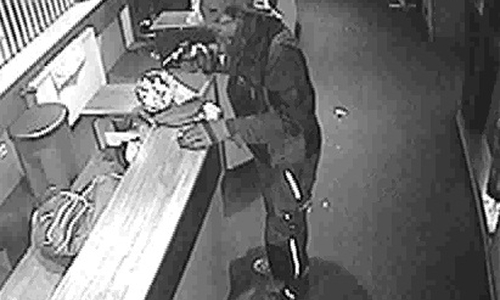 Wer kann Hinweise zu diesem Mann geben? Fotos: Polizei Goslar