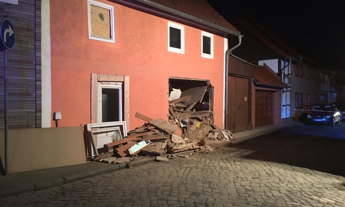 Die stark beschädigte Hauswand wurde von der Feuerwehr untersucht. Foto:  aktuell24(nsn)