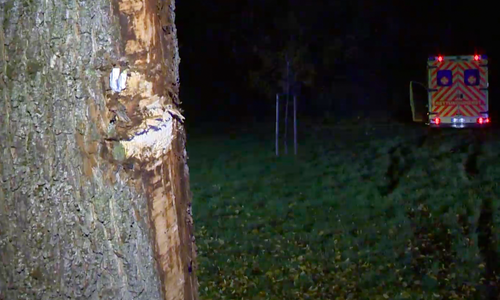 Schlimmer Unfall in der Oststadt. Ein Rettungswagen prallte gegen einen Baum und wurde anschließend auf eine Wiese geschleudert. Foto/Video: Aktuell24(BM)