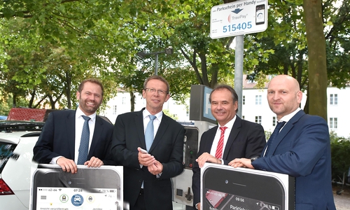 (von links): Matthias Mandelkow (sunhill), Klaus Mohrs (Oberbürgermeister Wolfsburg), Ulrich Markurth (Obnerbürgermeister Braunschweig) und Christoph Schwarzmichel (subhill). Foto: Stadt Wolfsburg/Lars Landmann