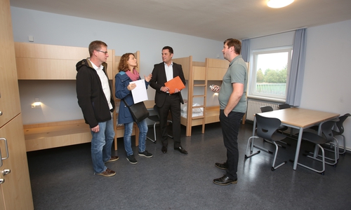 Der Leiter des Fachbereichs Hochbau, Karsten Moritz,  Nikola Beckmann und Bürgermeister Matthias Nerlich (v.l.) tauschen sich mit dem Leiter der Jugendbegegnungsstätte, Thomas Mook, über die erfolgte Renovierung aus. Foto: Stadt Gifhorn 
