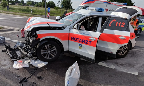 Der Notarztwagen wurde stark beschädigt. Fotos: Alexander Weis/Feuerwehr Helmstedt