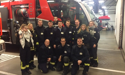 Die Einsteigergruppe besichtigt die Flughafenfeuerwehr.
Foto: Feuerwehr Flechtorf