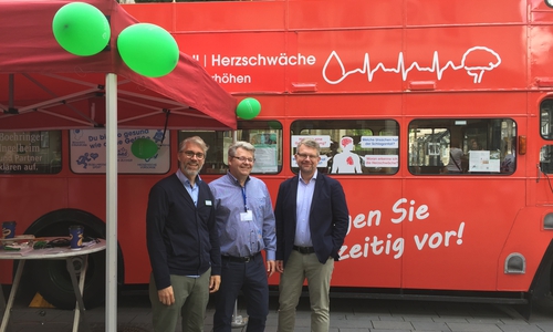 nformierten in Goslar am Info-Bus: v.l. Prof. Dr. med. Mark Obermann, Ärztlicher Direktor Asklepios Kliniken Schildautal, sowie Privatdozent Dr. med. Thomas Wittlinger und Ralf Koch, Chefärzte der Asklepios Harzkliniken. Foto: Asklepios Harzkliniken